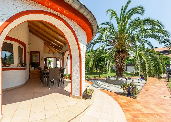 Villa Anna With Pool By