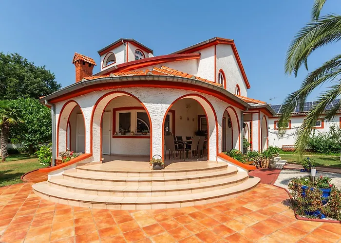 Anna With Pool By Villa