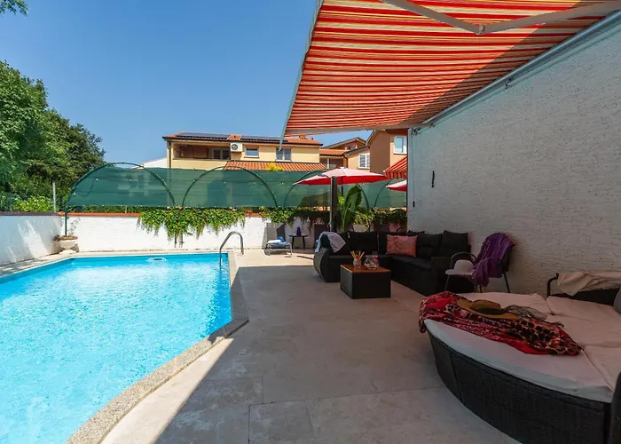 Villa Anna With Pool By