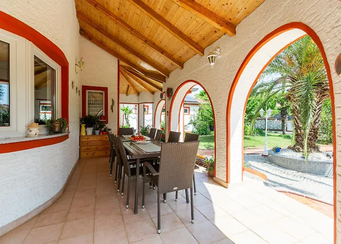 Anna With Pool By Poreč