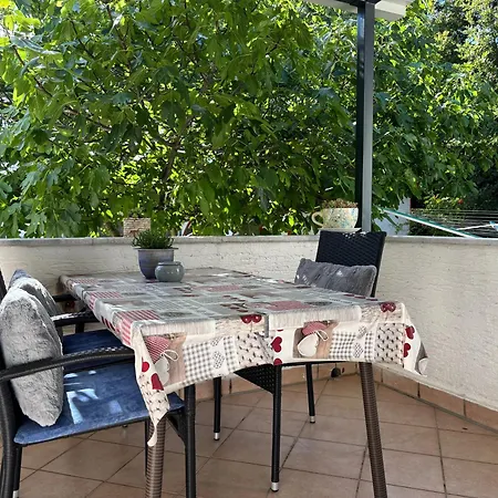 Anna With Pool By Willa