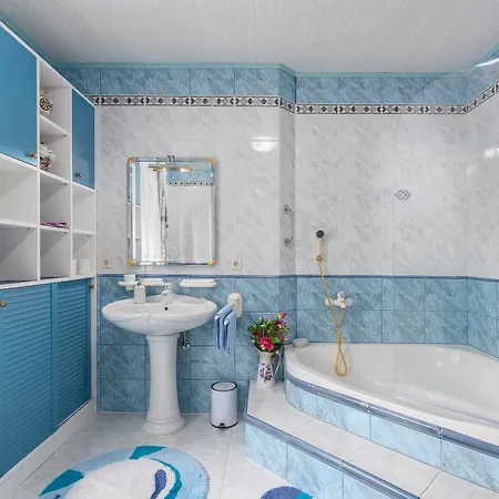 Anna With Pool By Willa