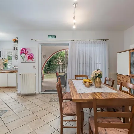 Anna With Pool By Willa