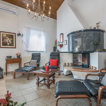 Anna With Pool By Poreč