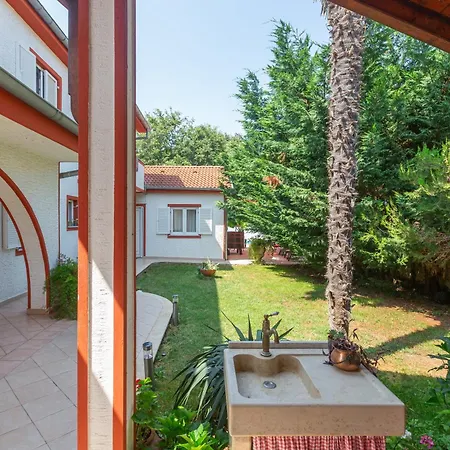 Anna With Pool By Willa Poreč