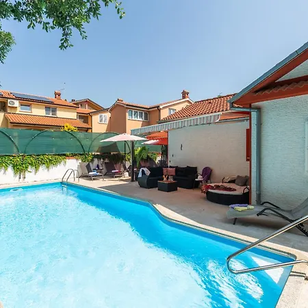 Anna With Pool By Poreč