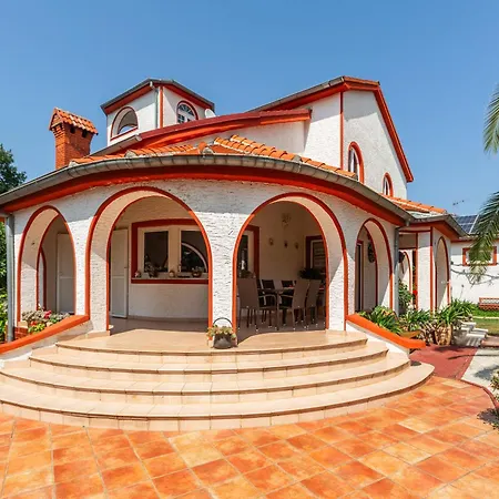 Anna With Pool By Willa