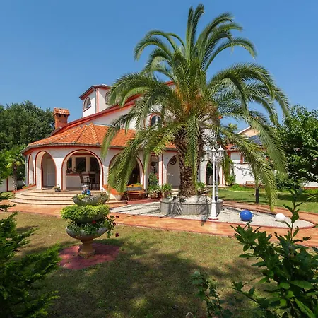 Anna With Pool By Villa Poreč
