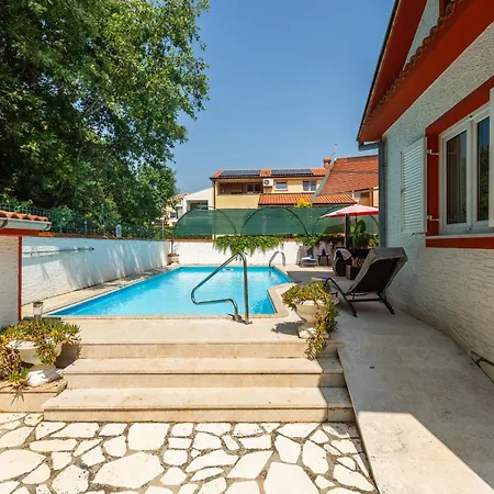Anna With Pool By Villa *