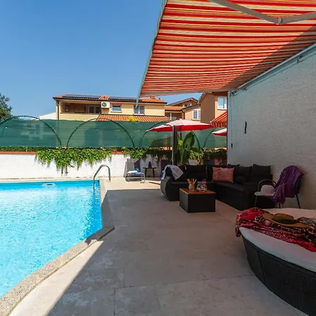 Villa Anna With Pool By