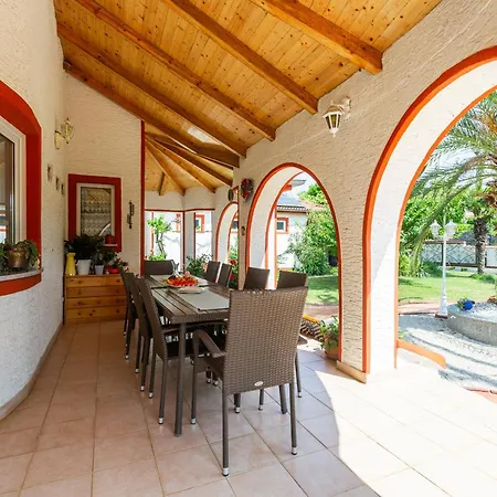 Anna With Pool By Poreč