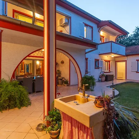 Willa Anna With Pool By *