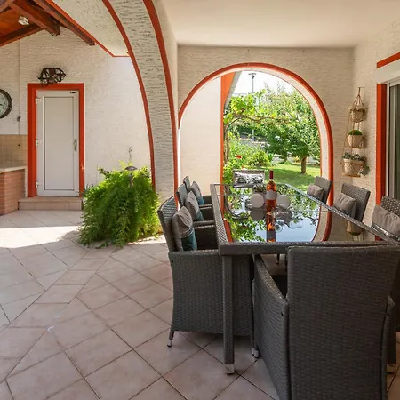 Anna With Pool By Poreč