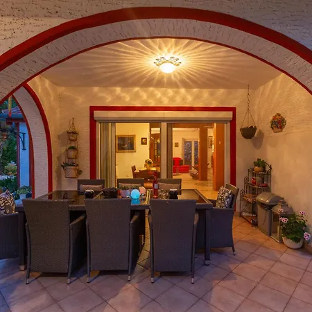 Anna With Pool By Willa Poreč