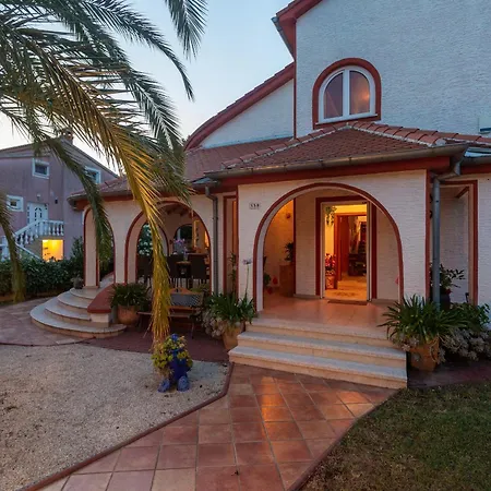 Vila Anna With Pool By