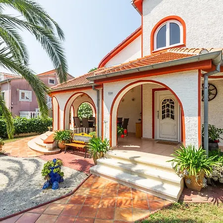 Anna With Pool By Vila *