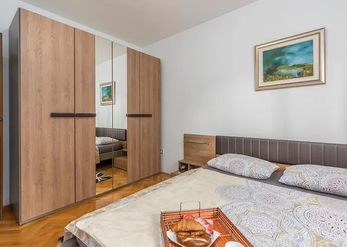 Anna With Pool By * ポレッチ