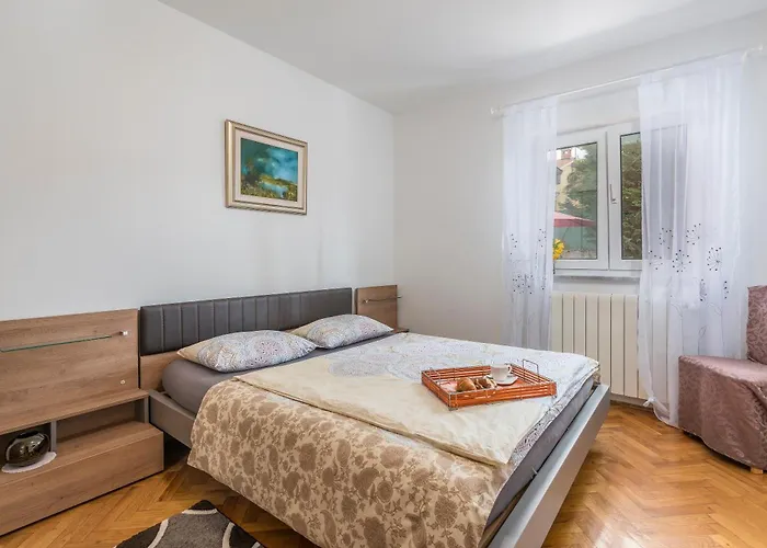 Anna With Pool By ポレッチ