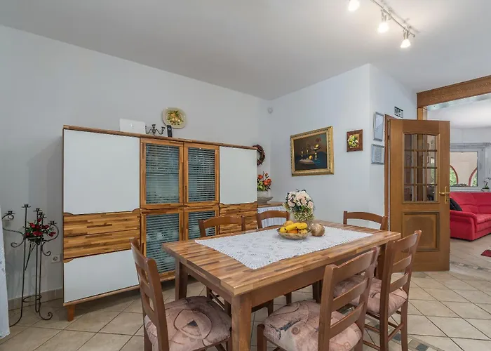 Anna With Pool By ポレッチ