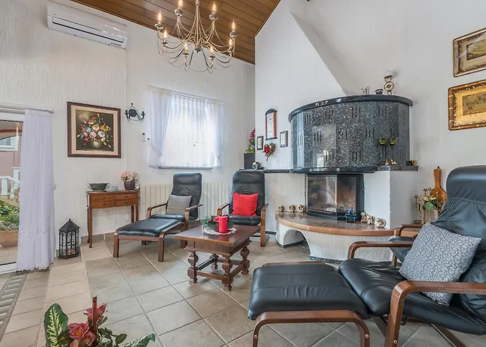 Anna With Pool By ポレッチ