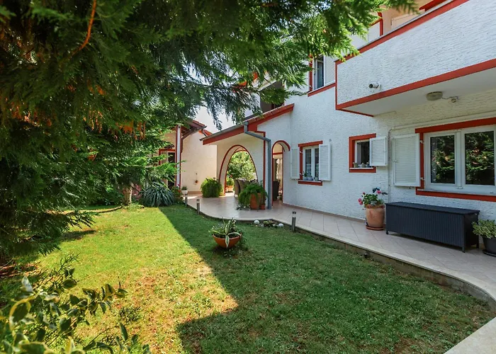 Anna With Pool By ポレッチ