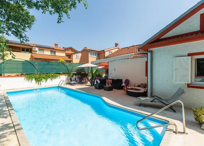 Anna With Pool By ポレッチ