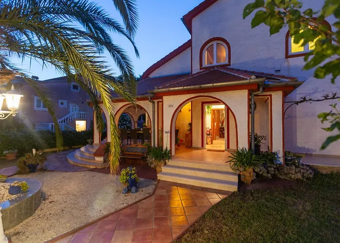 Anna With Pool By ヴィラ *