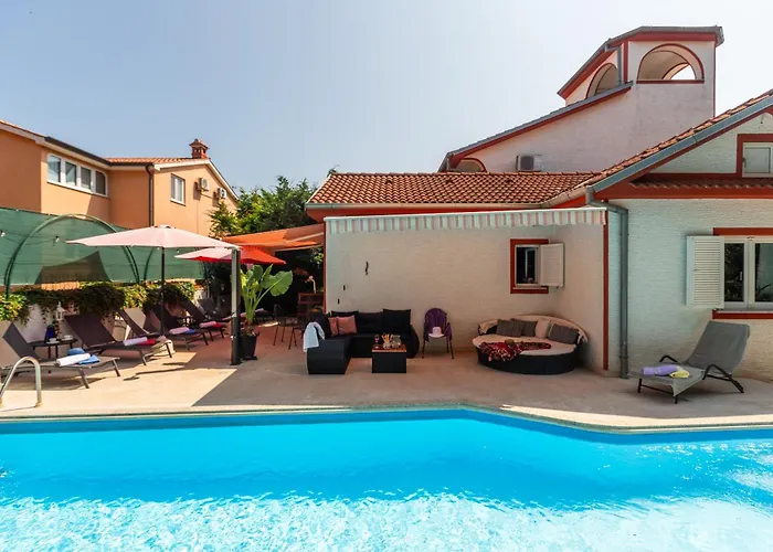 Anna With Pool By * ポレッチ