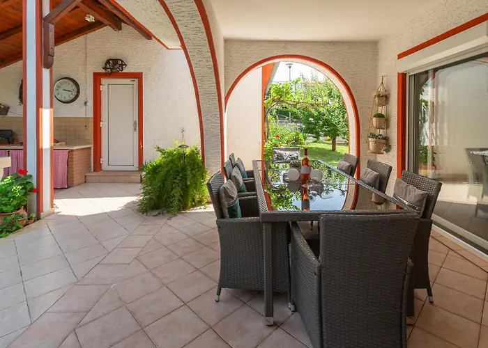 Anna With Pool By Poreč