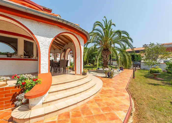 Anna With Pool By 빌라