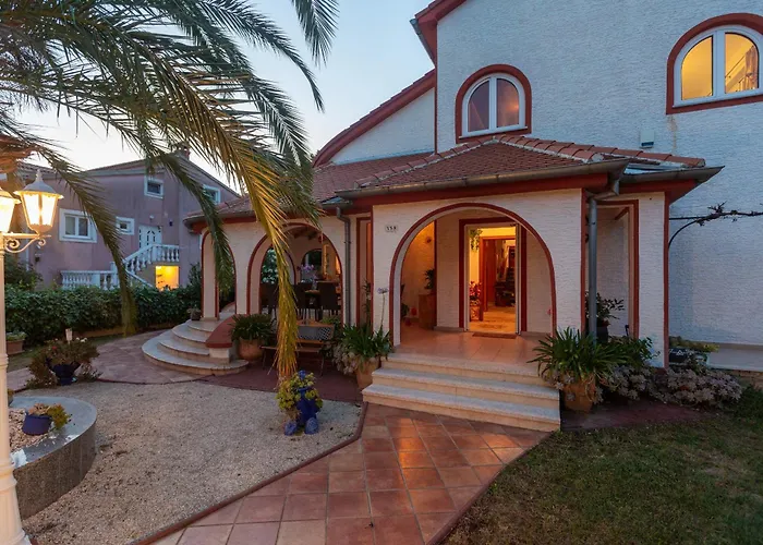 Villa Anna With Pool By