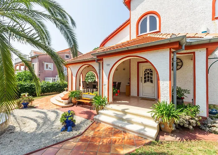 Anna With Pool By Villa *