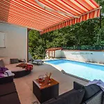 Villa Anna With Pool By Poreč