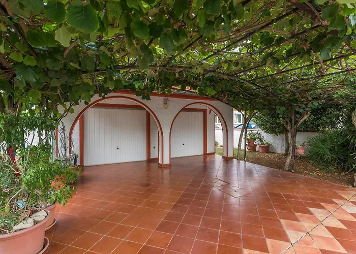 Villa Anna With Pool By