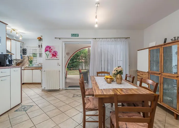 Anna With Pool By Villa