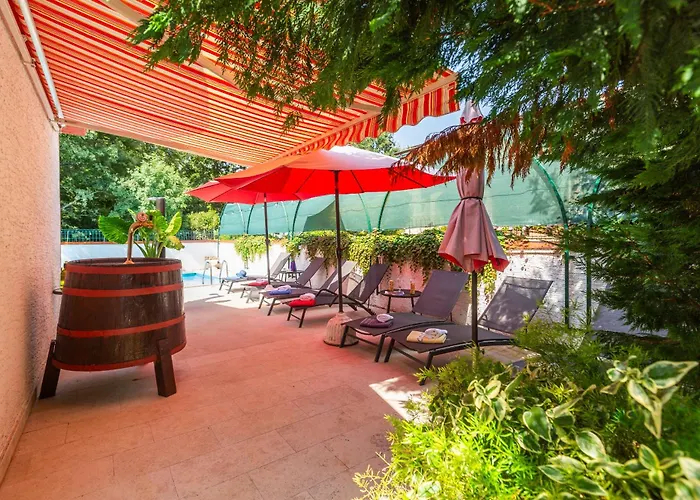 Villa Anna With Pool By