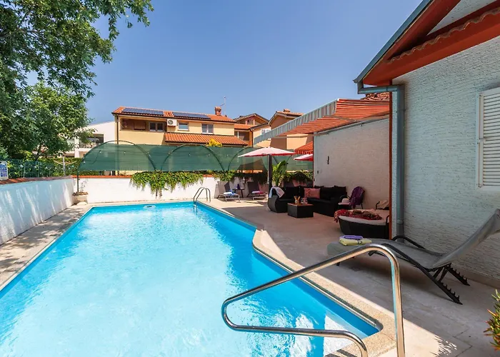 Villa Anna With Pool By